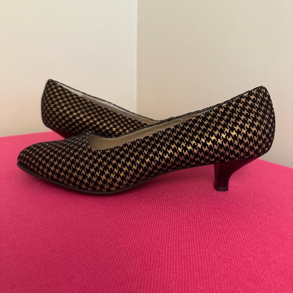 A BeautiFeel showstopper! Black and gold suede pumps - size 41